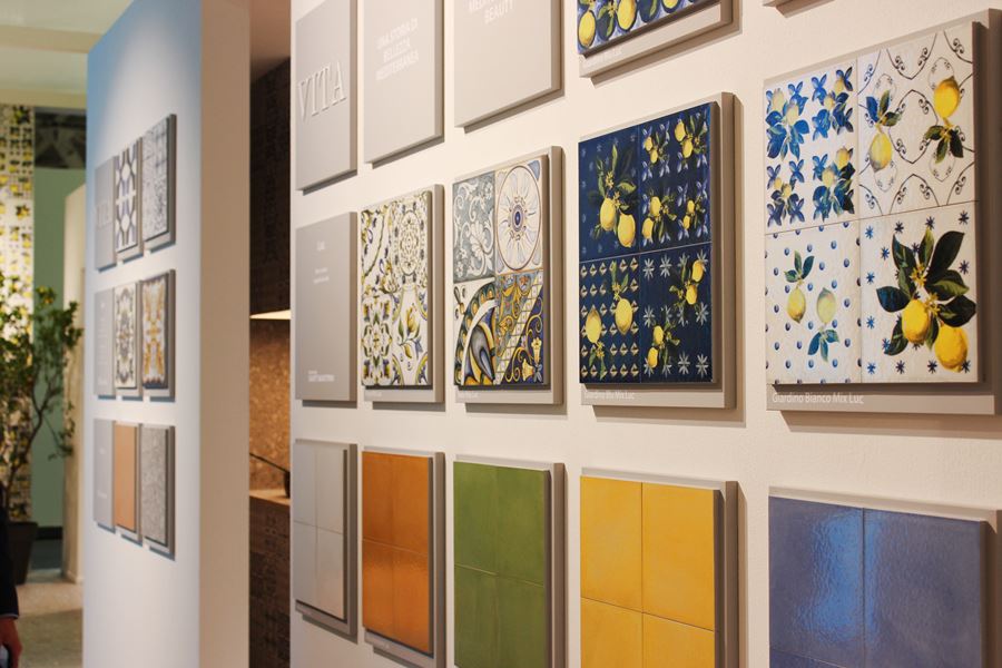 Stand ceramica sant'agostino a Cersaie 2018 gres effetto maiolica Vita