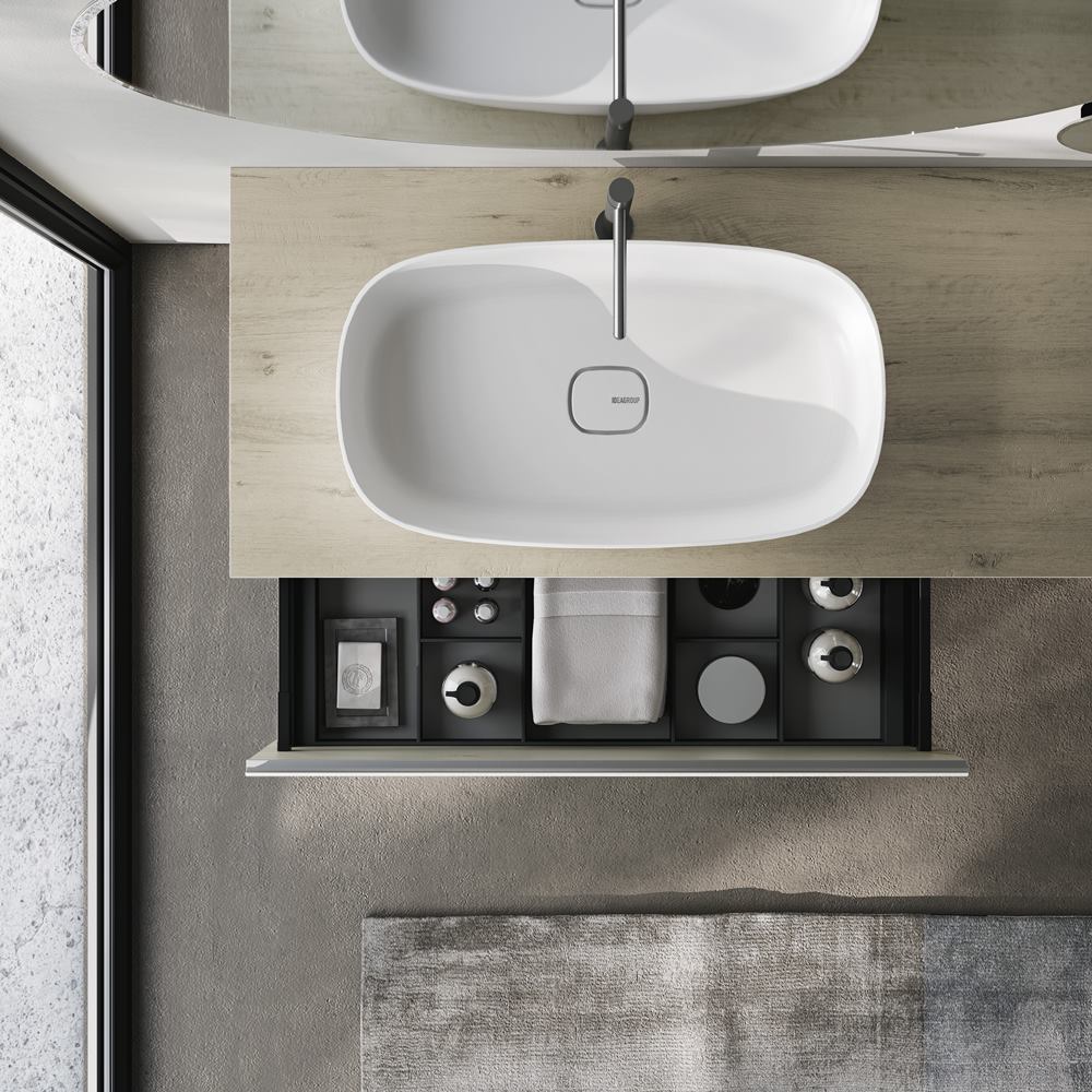 mobile da bagno aperto visto dall'alto (contenuto cassetti)