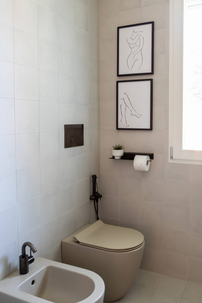 sanitari e piastrelle color sabbia con rubinetteria bagno acciaio inox nero grigio antracite