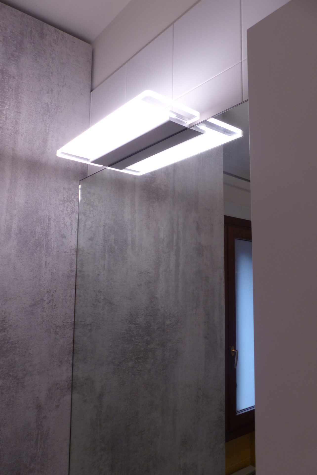 lampada sopra specchio del bagno