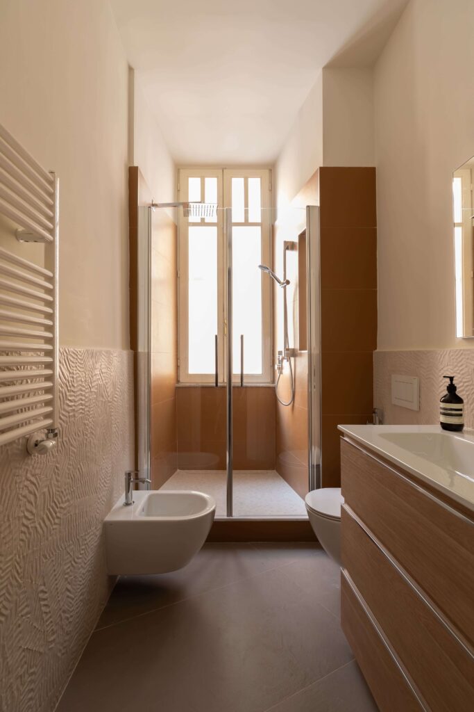 finestra in doccia con porta saloon bagno terracotta con doccia saloon davanti alla finestra