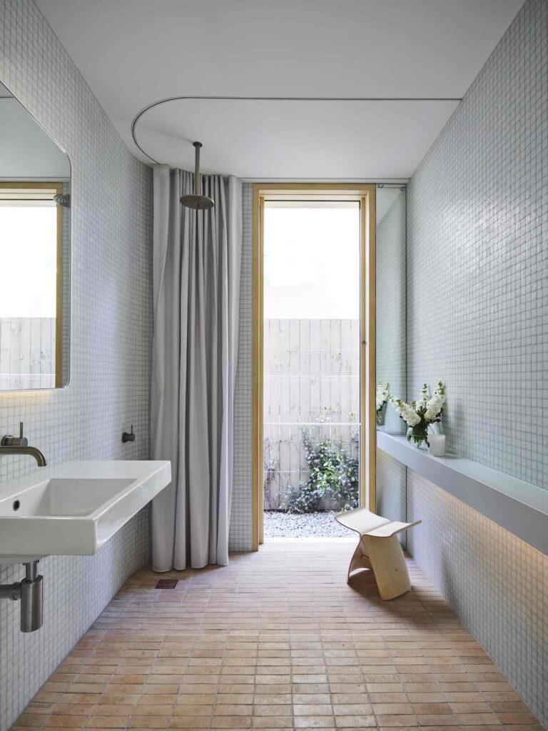 doccia con tenda su misura davanti alla finestra del bagno