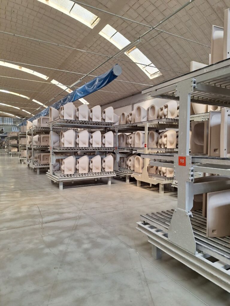 Magazzino di sanitari in ceramica sospesi