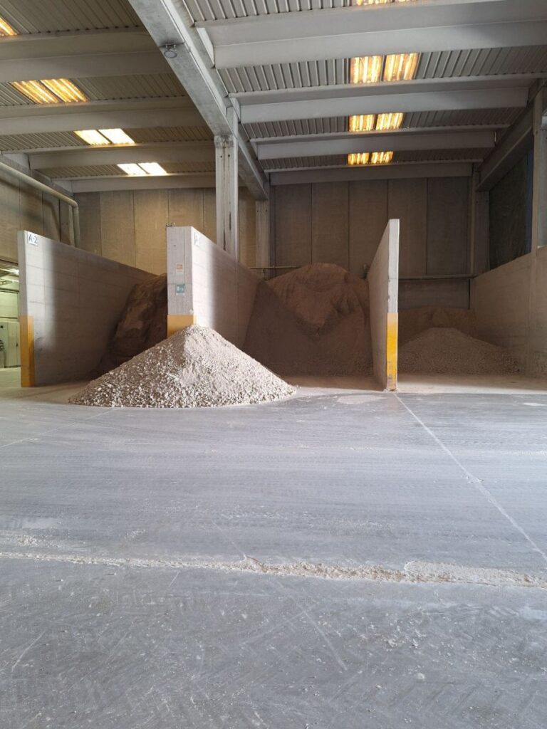 Montagne di polvere d'argilla per l'impasto ceramico dei sanitari in fabbrica Ceramica Catalano