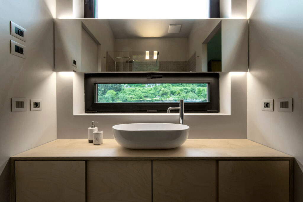 finestra per bagno sopra lavandino