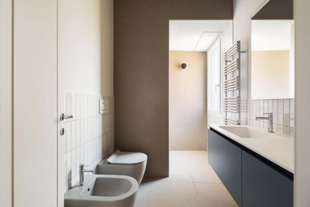 bagno con finestra di fronte alla doccia