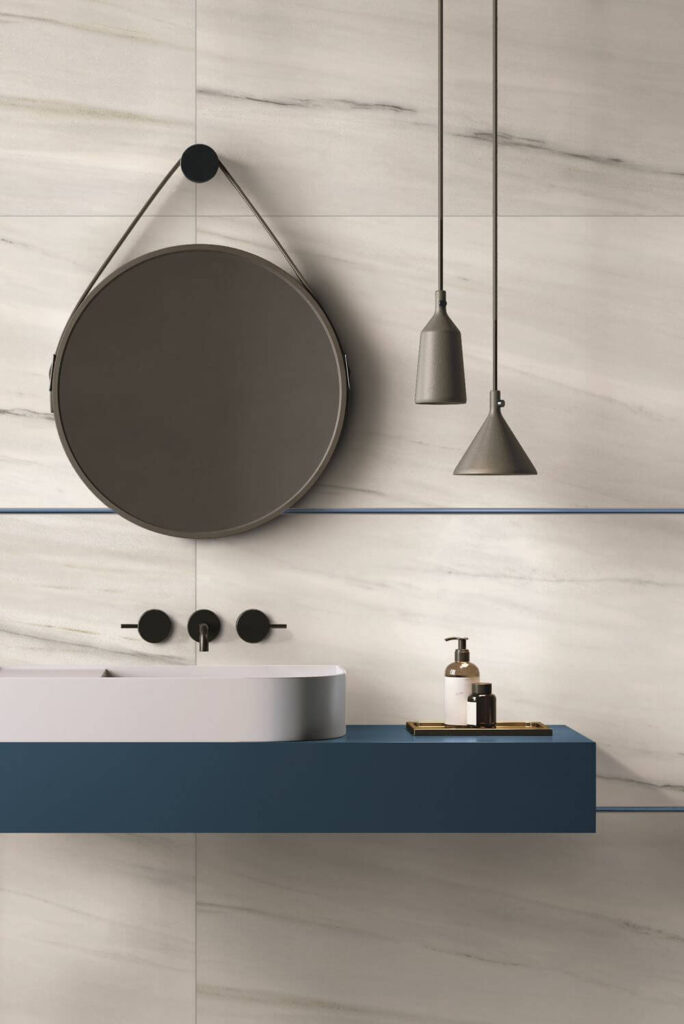 piastrelle effetto marmo bianco in bagno