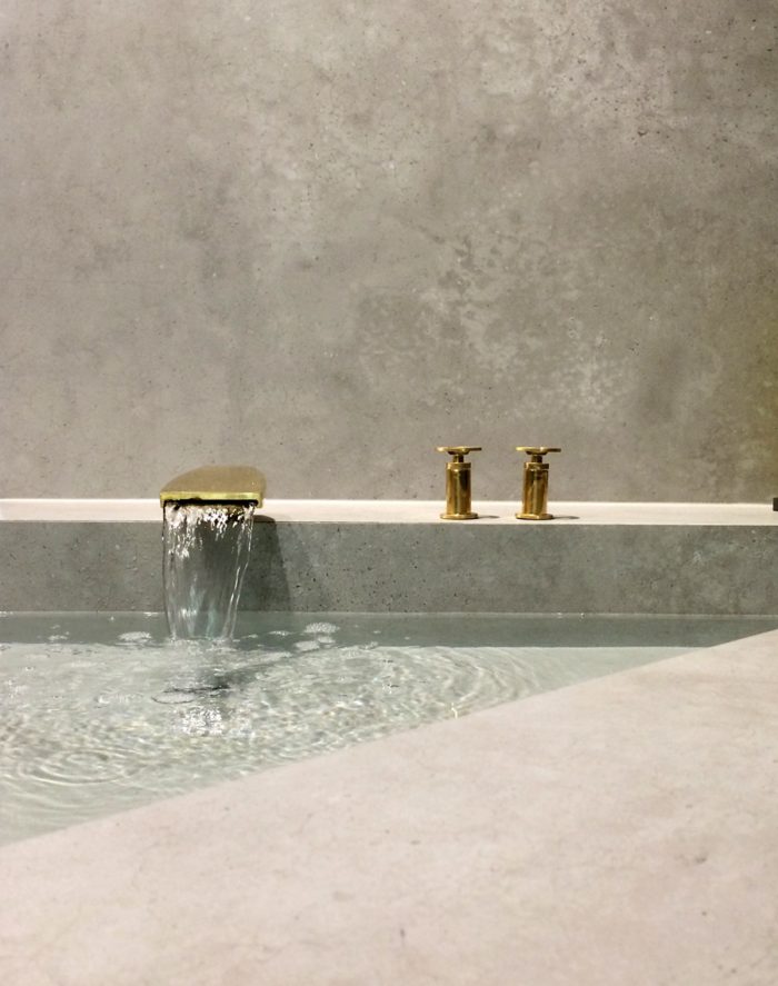 rivestire il bagno con il gres grande formato
