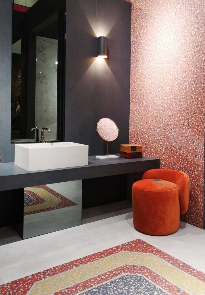 bagno in gres effetto terrazzo veneziano rosso