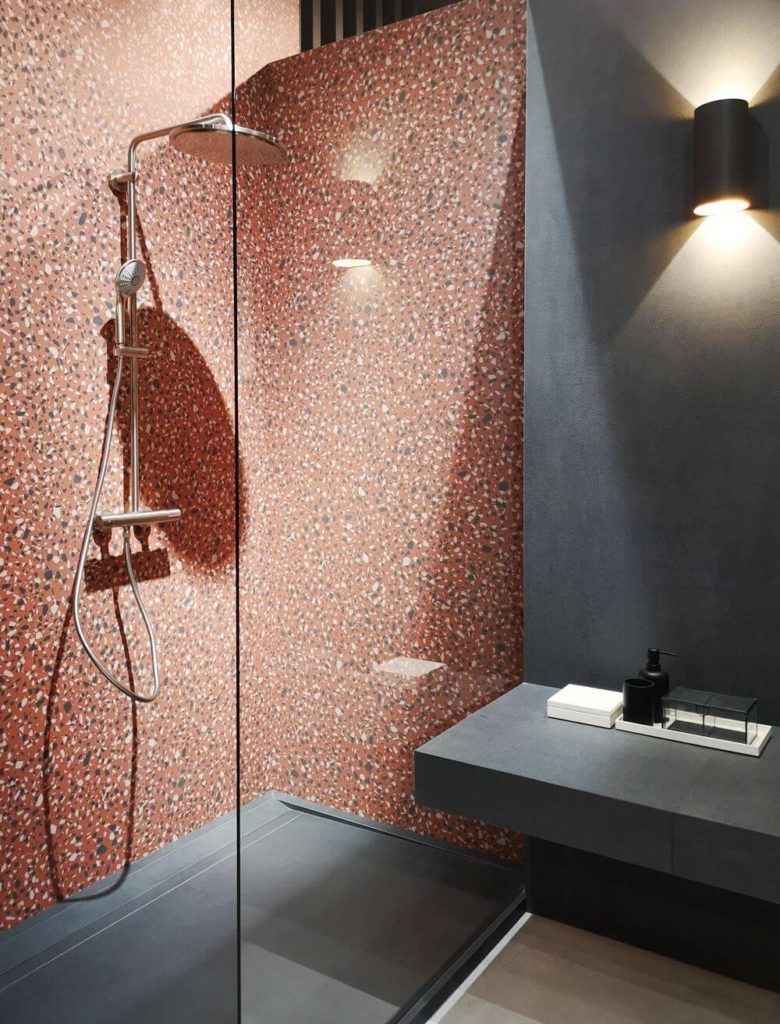 bagno in gres effetto seminato veneziano rosso