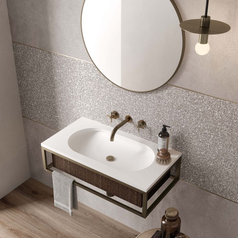 parete bagno con piastrelle effetto seminato veneziano