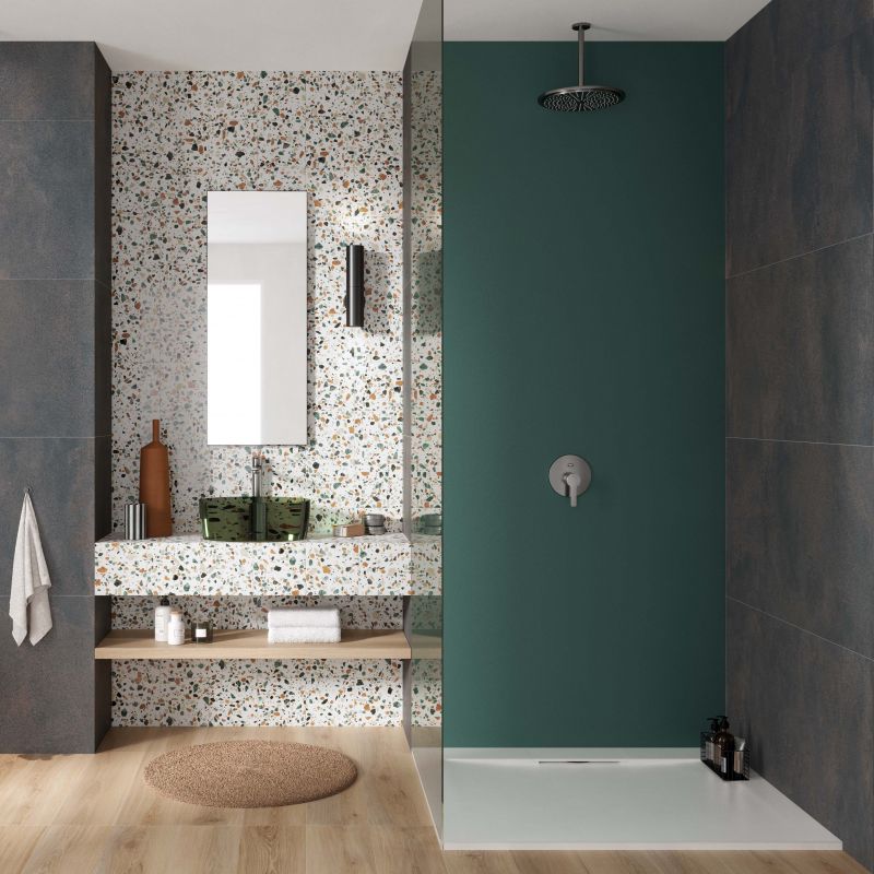 parete bagno con gres porcellanato effetto pavimento alla veneziana