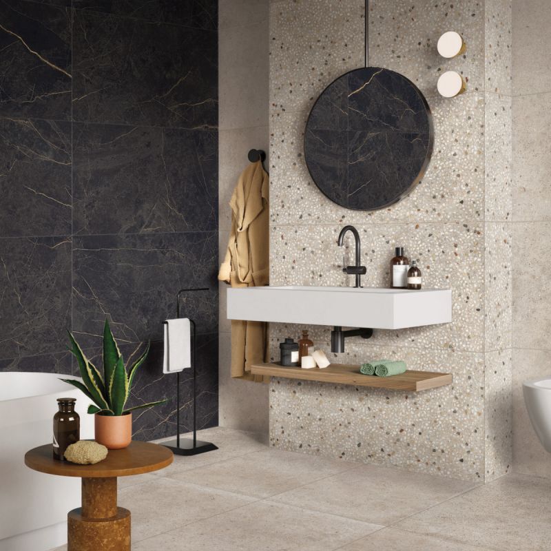 parete bagno con piastrelle in gres effetto seminato veneziano