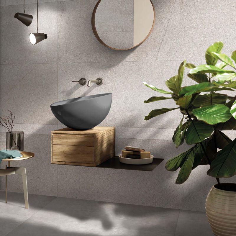 parete bagno con piastrelle effetto graniglia