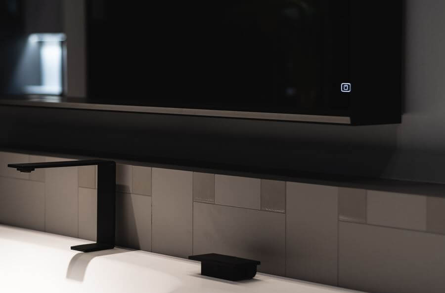 specchiera bagno multifunzione con musica e luci
