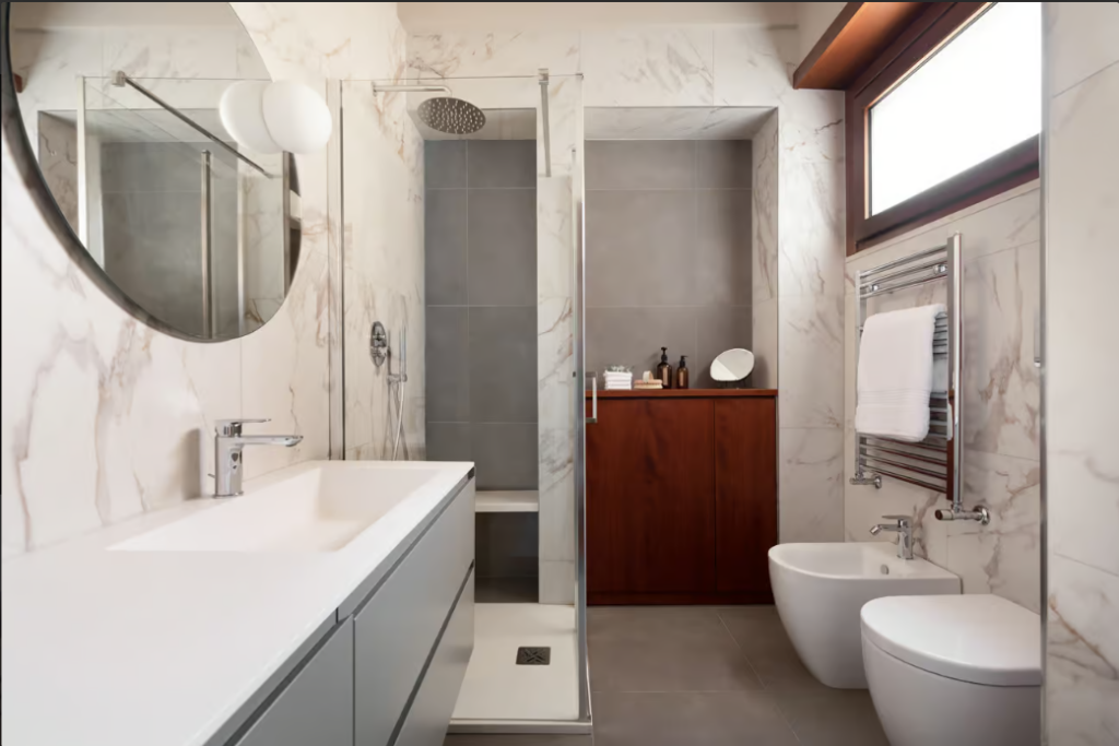 bagno moderno con sanitari sotto la finestra