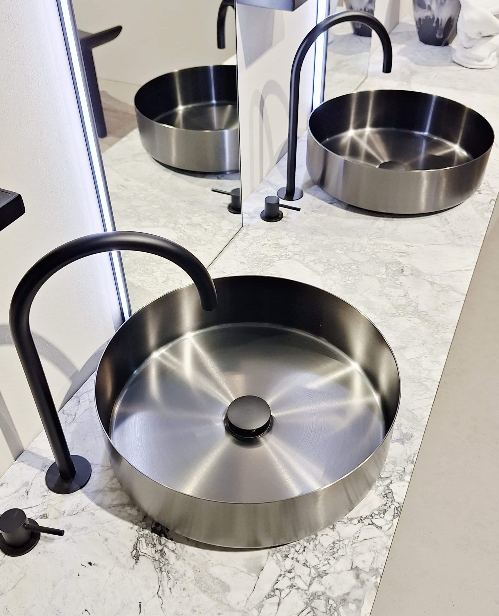 lavabo acciaio inox nero da appoggio su piano mobile bagno