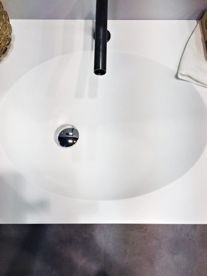 lavabo appoggio in corian con scarico decentrato