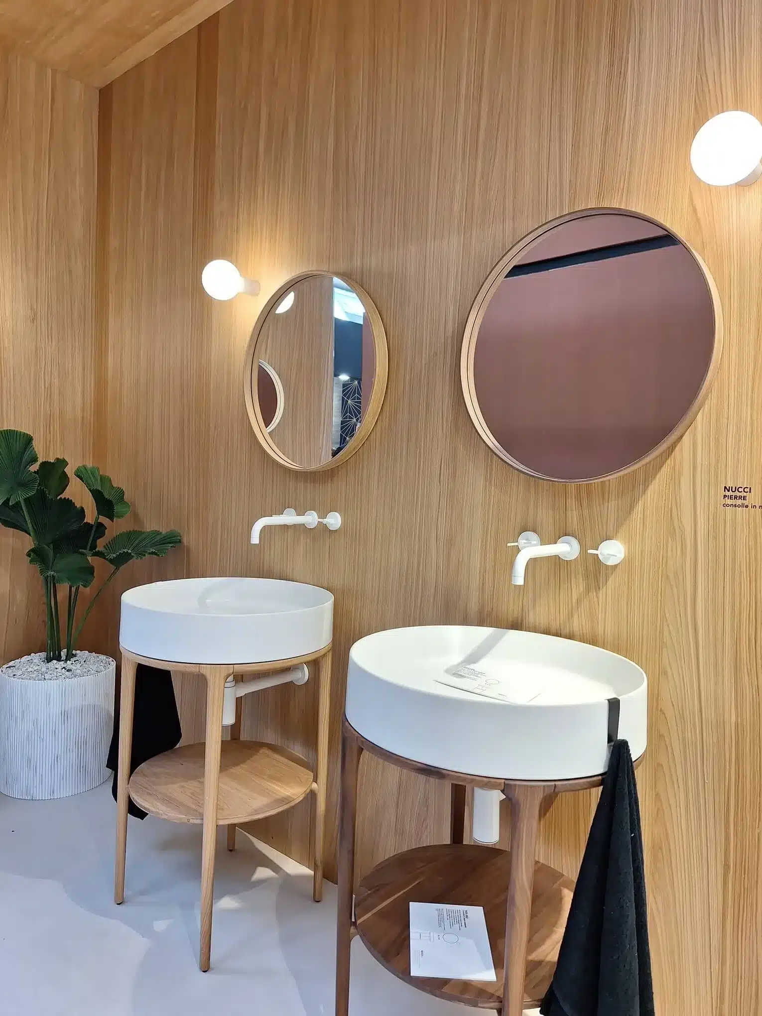 idee lavabo con struttura in legno su parete in cannettato