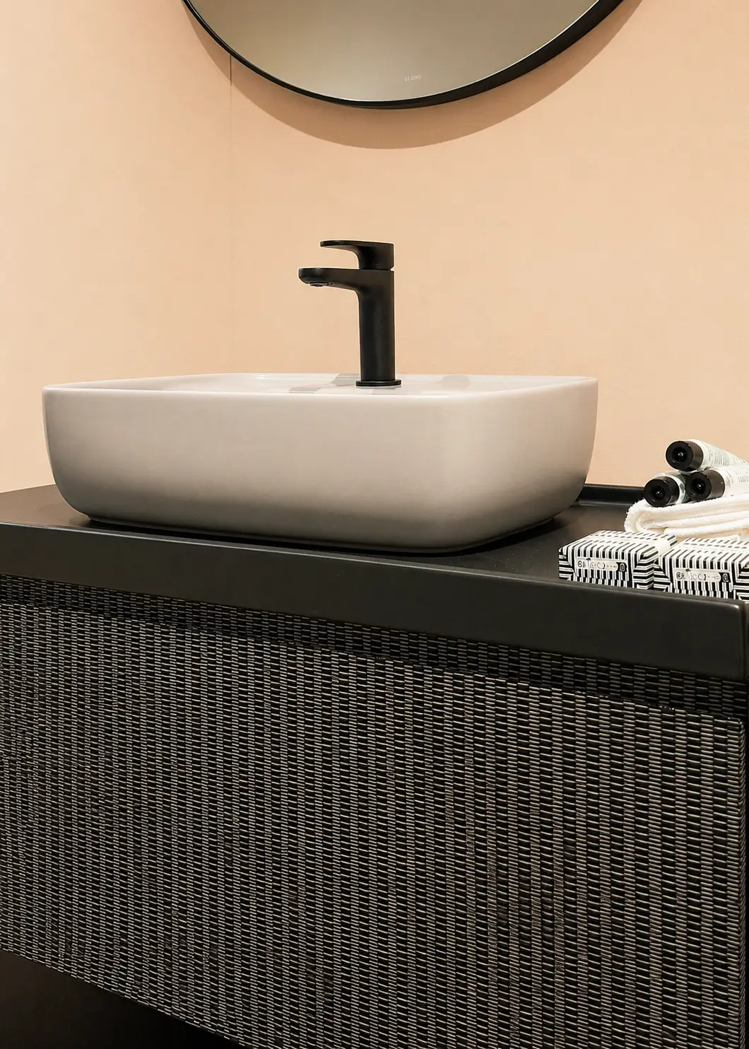 mobile da bagno nero con lavabo bianco in ceramica