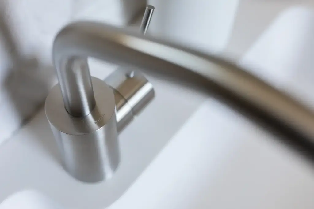 dettaglio miscelatore lavabo in acciaio inox satinato