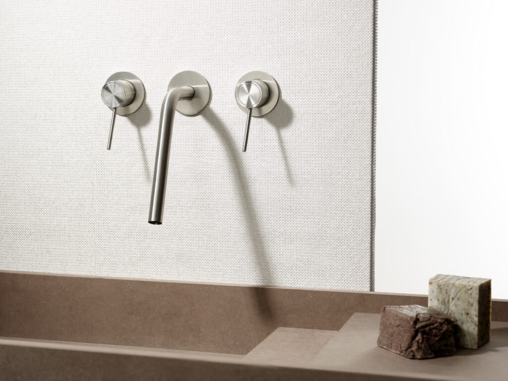 miscelatore lavabo a muro a 3 fori