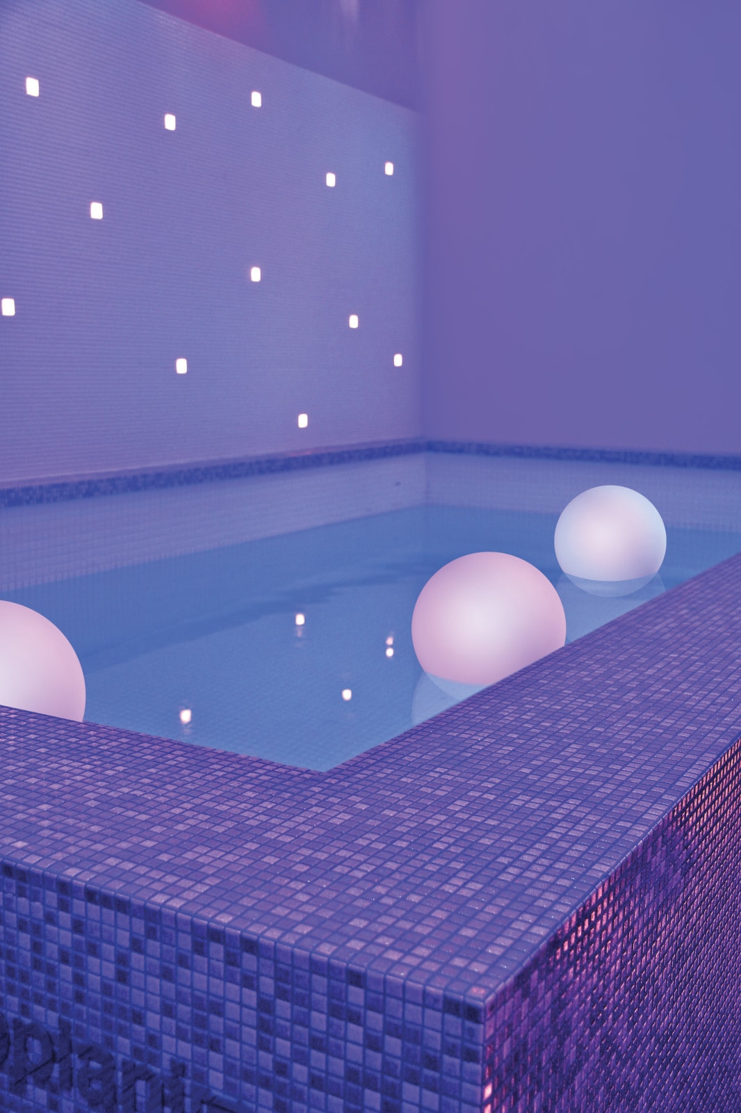 cromoterapia in bagno con lampade colorate
