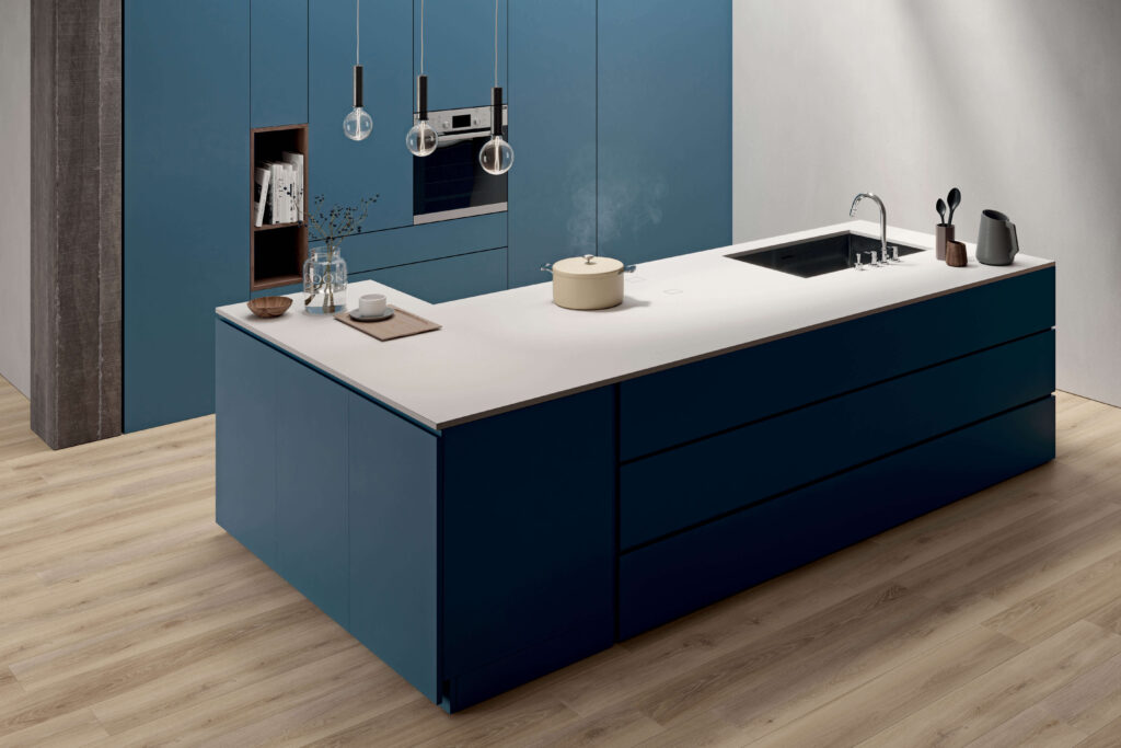 cucina con piano a induzione invisibile