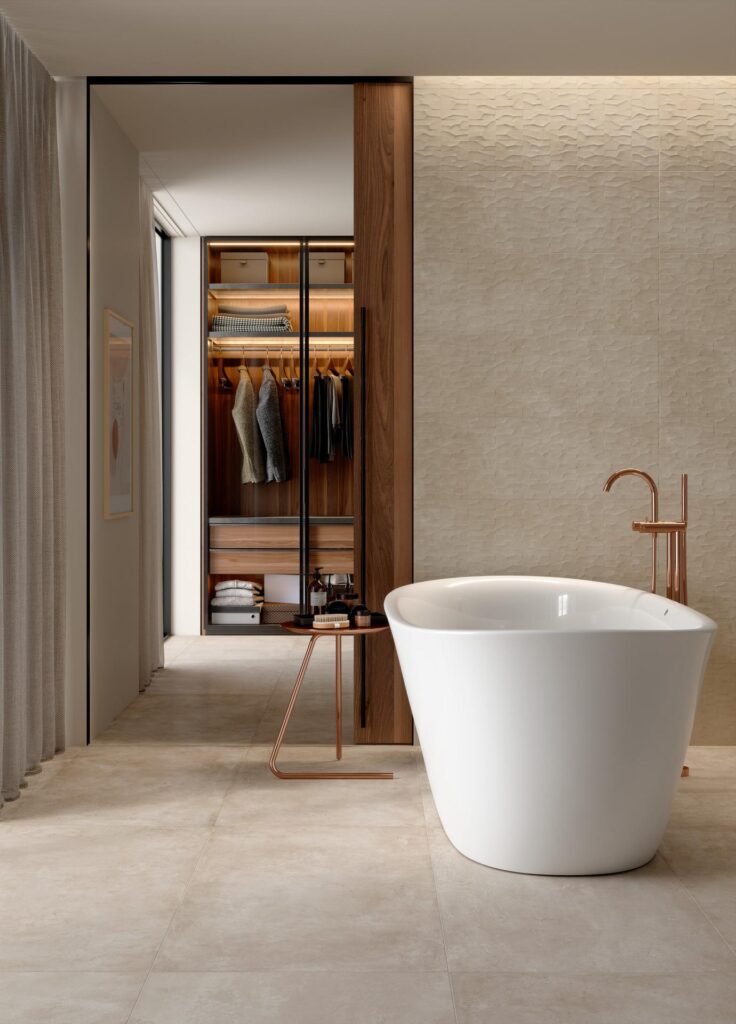 bagno con vasca freestanding e piastrelle effetto cemento con effetto antibatterico