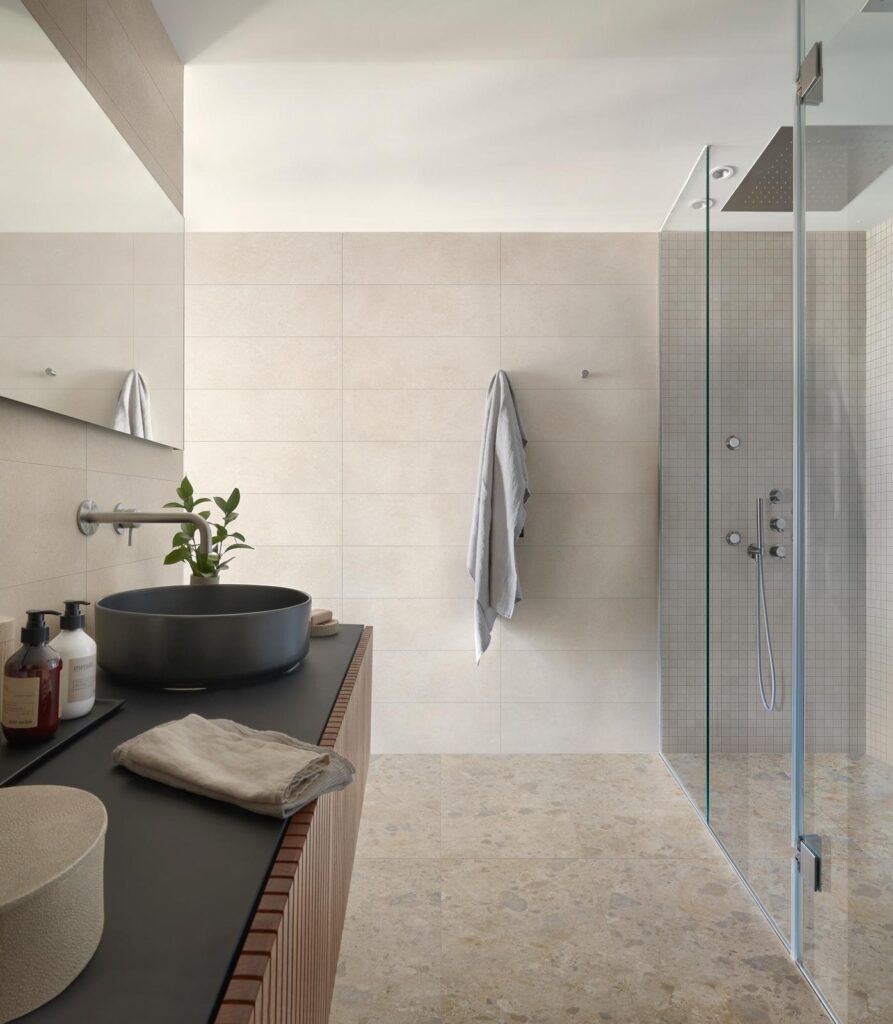 bagno moderno con piastrelle effetto pietra beige
