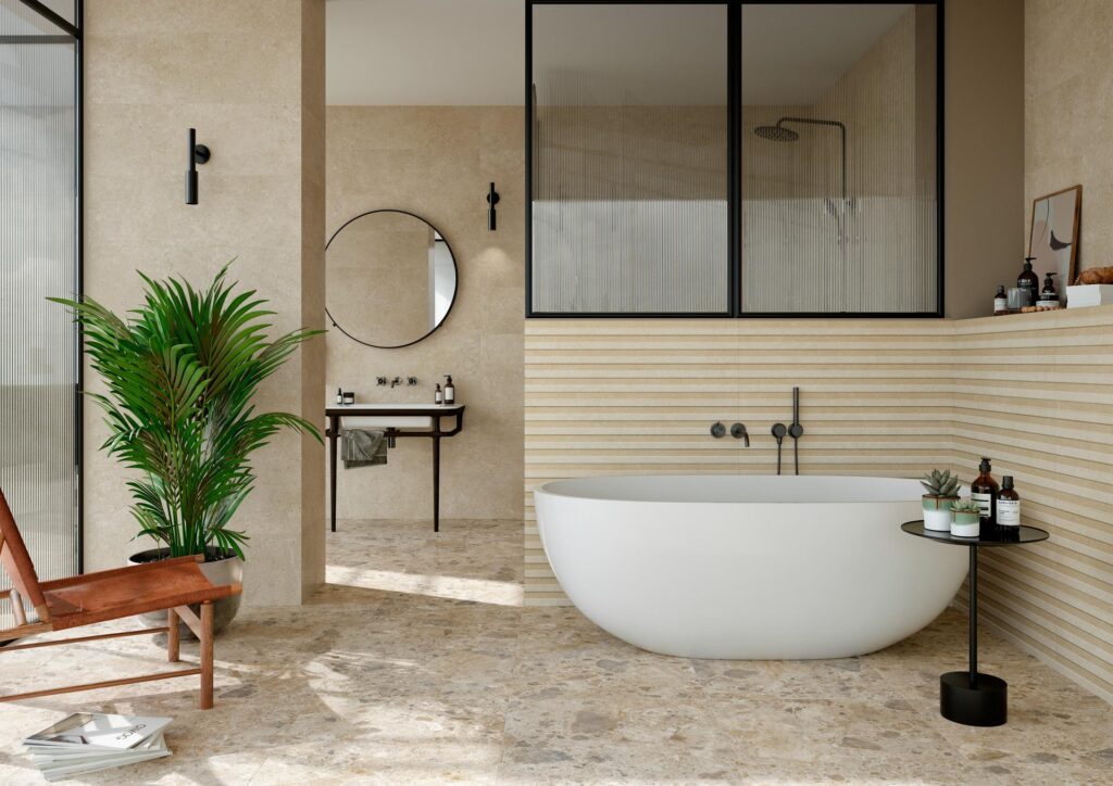 bagno con vasca freestanding e piastrelle effetto pietra con Puro Antibacterial