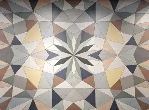 parete in gres porcellanato con motivo geometrico terracotta blu e beige