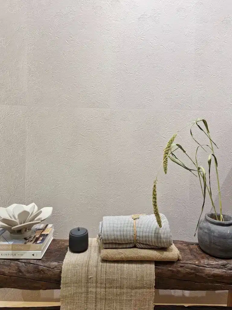 piastrelle bianche con rilievo tridimensionale decoro floreale