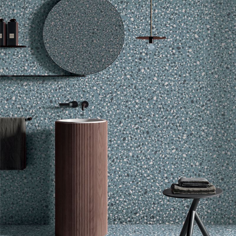 bagno con piastrelle azzurre effetto seminato veneziano