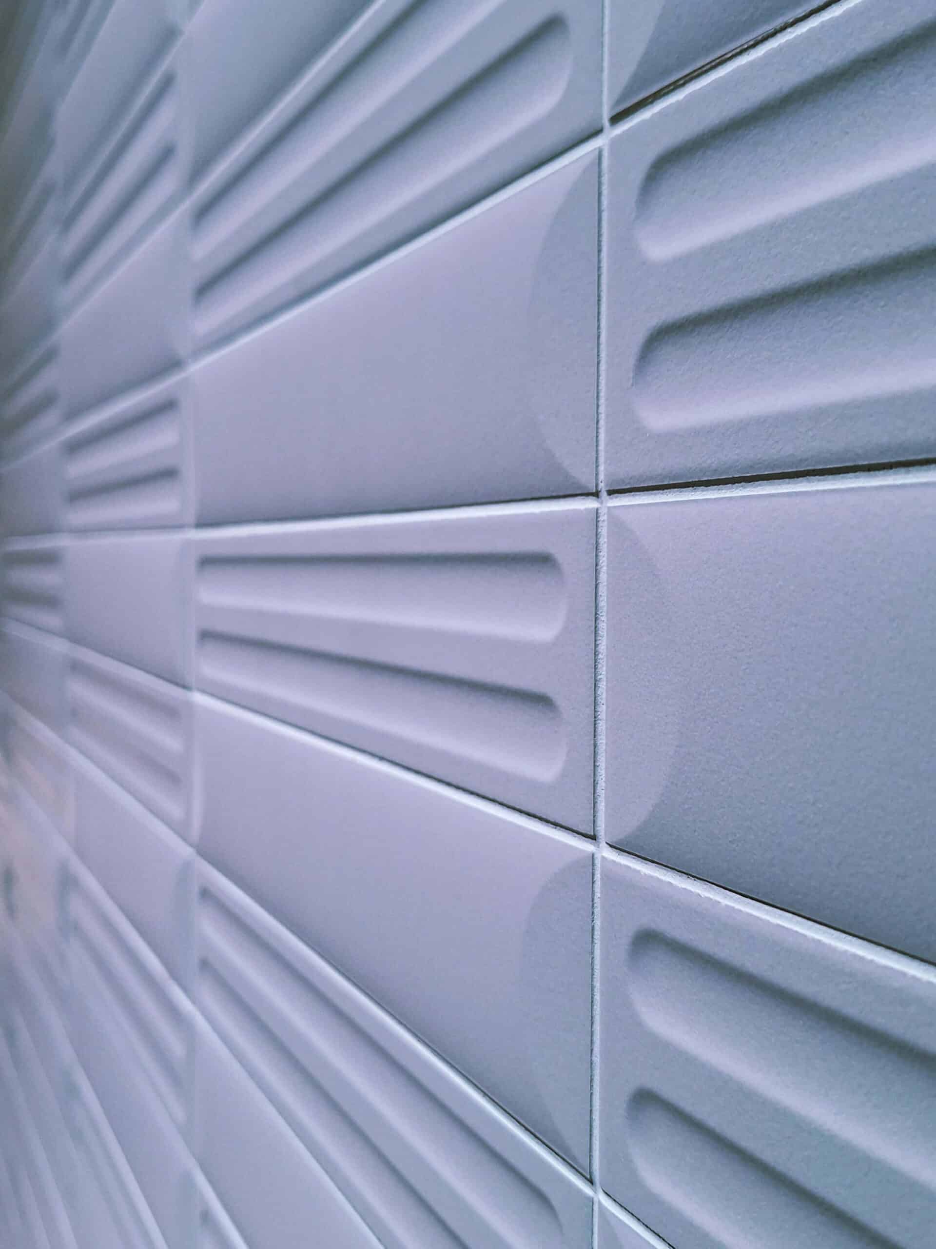 Parete di piastrelle azzurre con effetti 3D
