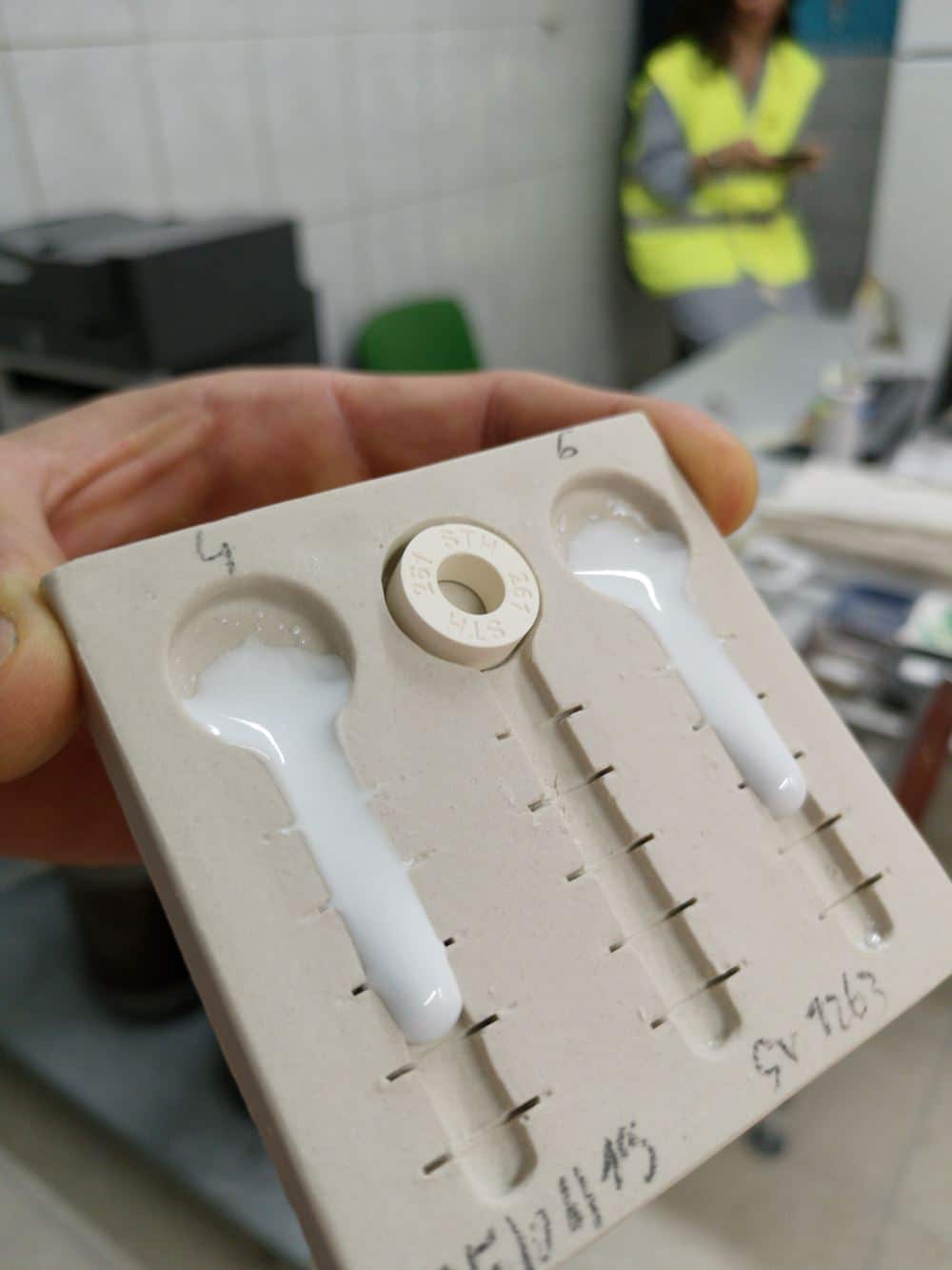 produzione sanitari in ceramica test di laboratorio sullo smalto