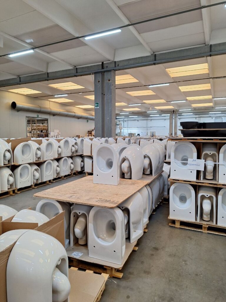 Sanitari in ceramica lucida pronti per l'imballo