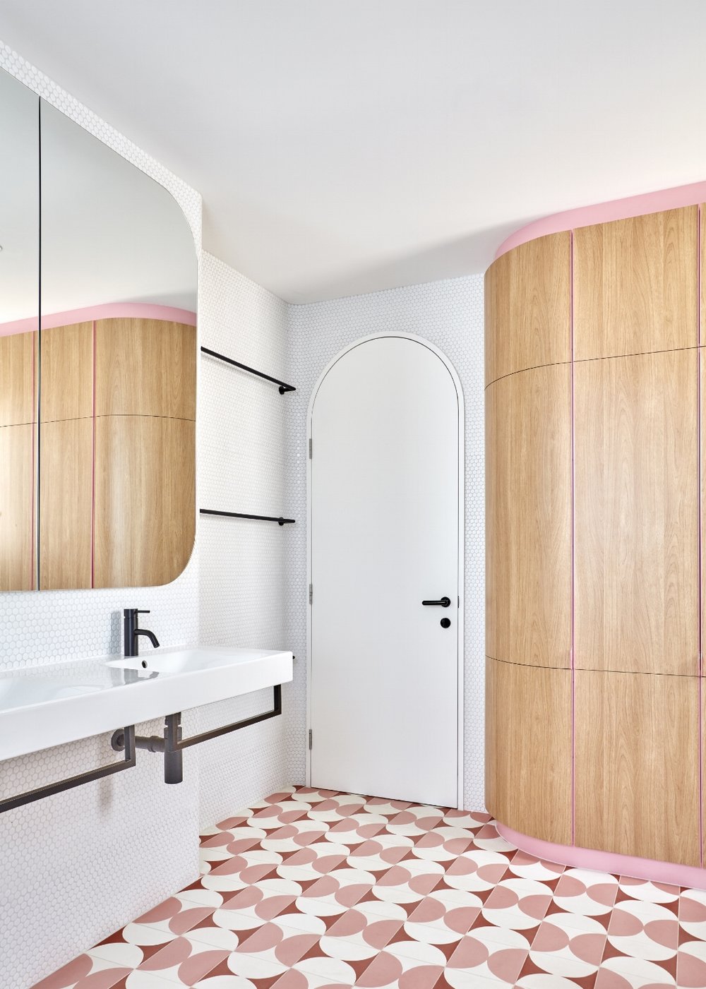 bagno senza spigoli bianco e rosa piastrelle anni 60-70