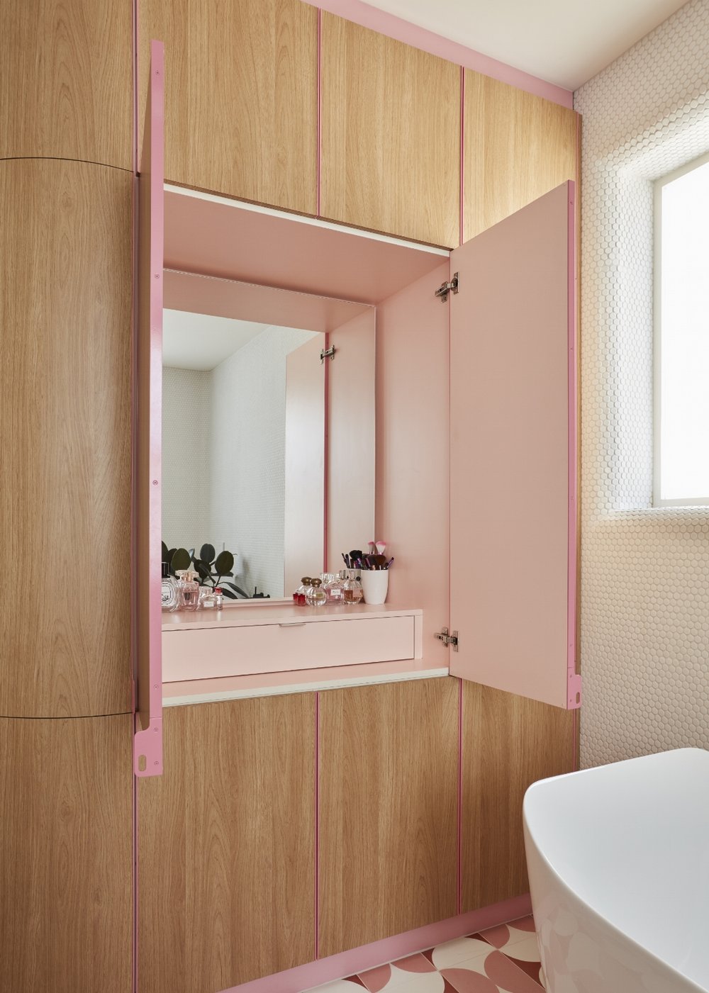 bagno senza spigoli bianco e rosa piastrelle anni 60-70