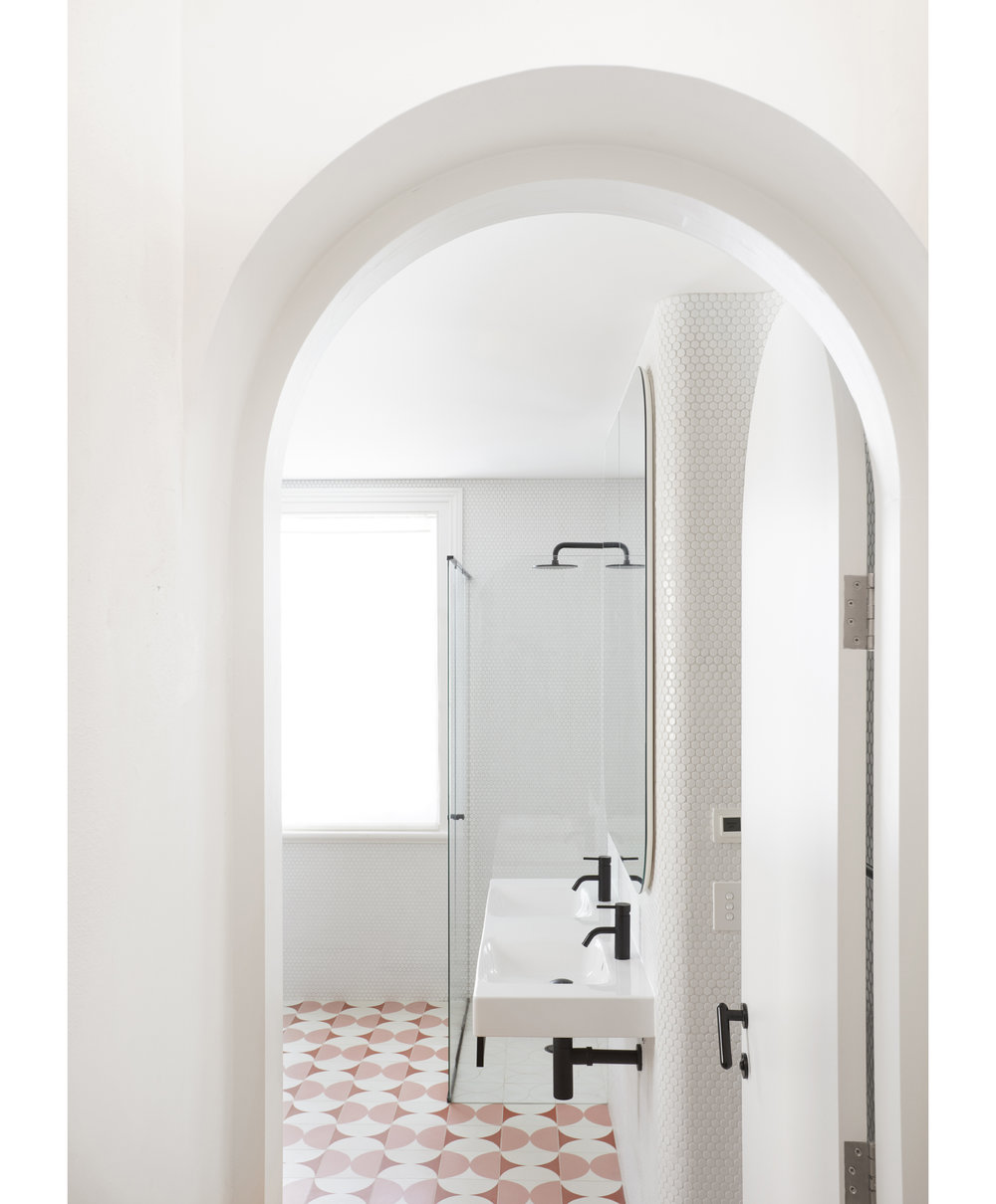 bagno senza spigoli bianco e rosa piastrelle anni 60-70
