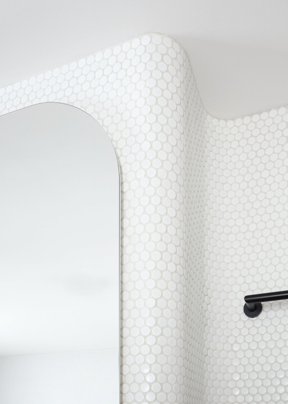 bagno senza spigoli bianco e rosa piastrelle anni 60-70