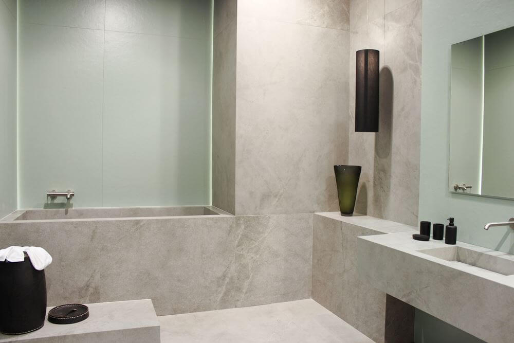 bagno in gres effetto resina