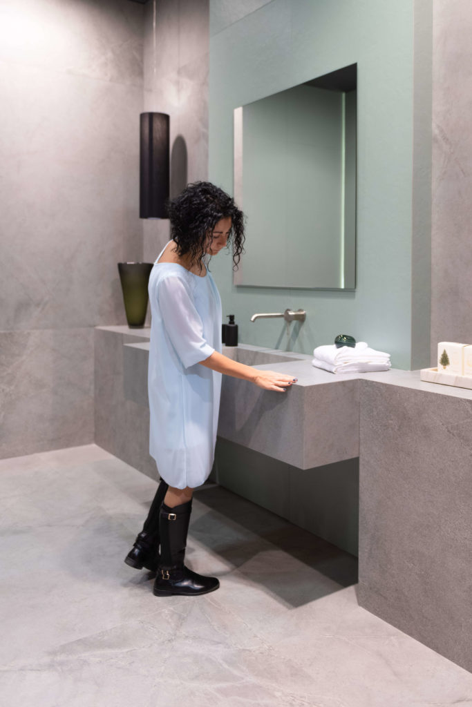 gres effetto resina in bagno
