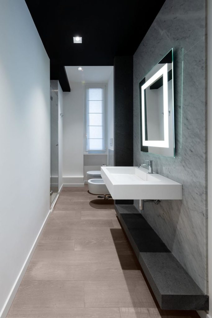 Bagno ospiti lungo e stretto: ristrutturare bagni adiacenti