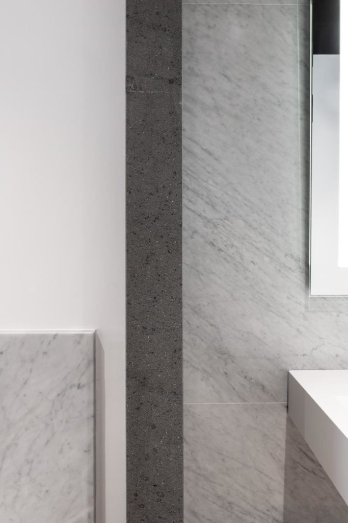 Bagno ospiti lungo e stretto: ristrutturare bagni adiacenti