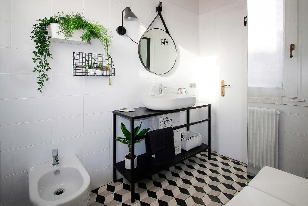 mobile bagno fai da te in ferro nero rivestire pavimento bagno con nuove piastrelle