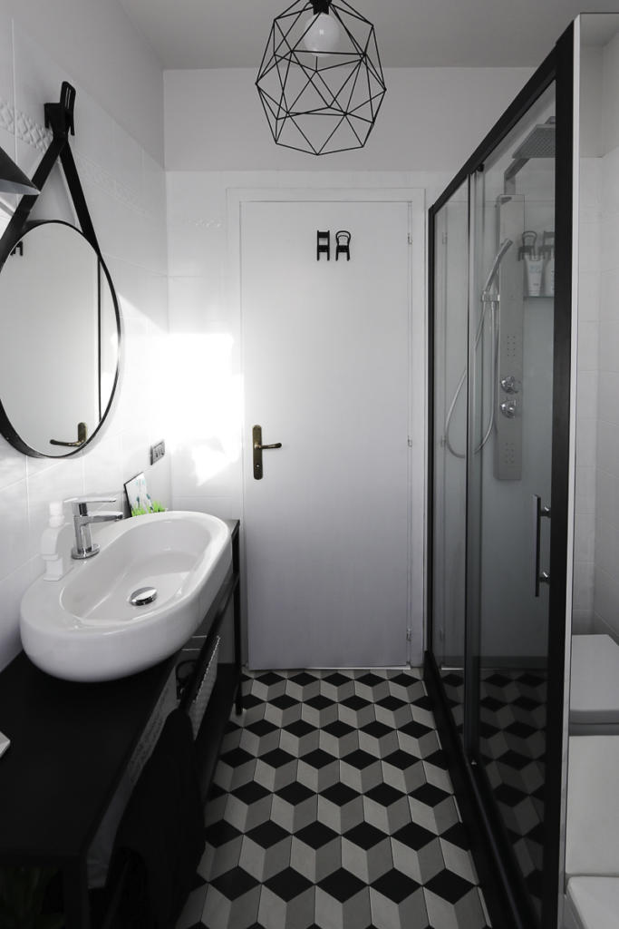 pavimento banco bianco e nero ristrutturare il bagno low cost senza togliere piastrelle