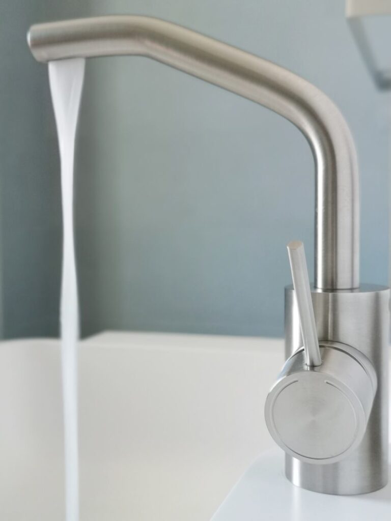 rubinetto per lavabo integrato nel piano