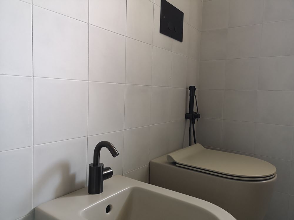Miscelatore bidet, idrogetto wc e placca di comando: tutto coordinato in acciaio inox finitura Deep Grey - Mina Rubinetterie