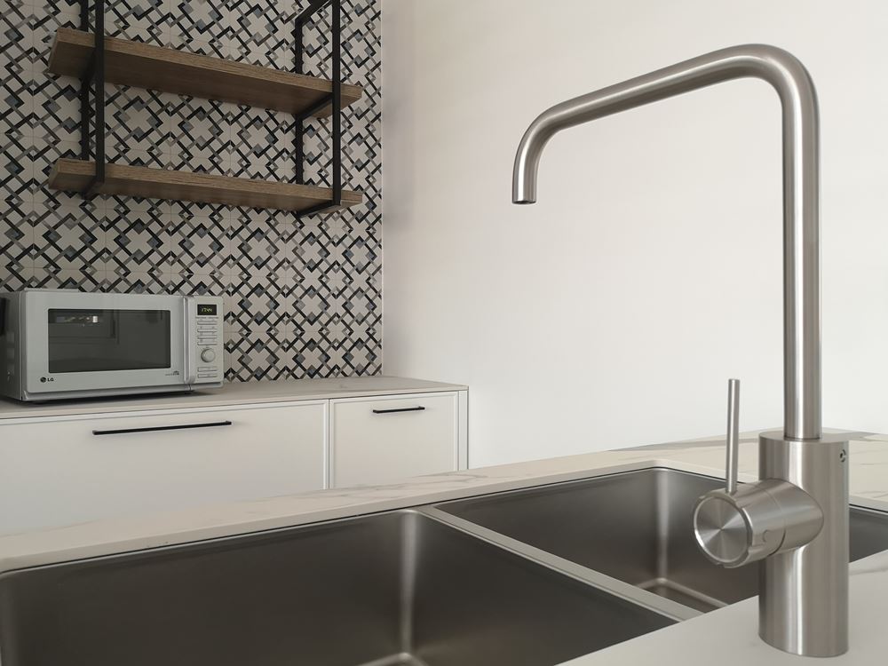 miscelatore cucina acciaio inox satinato e bocca alta